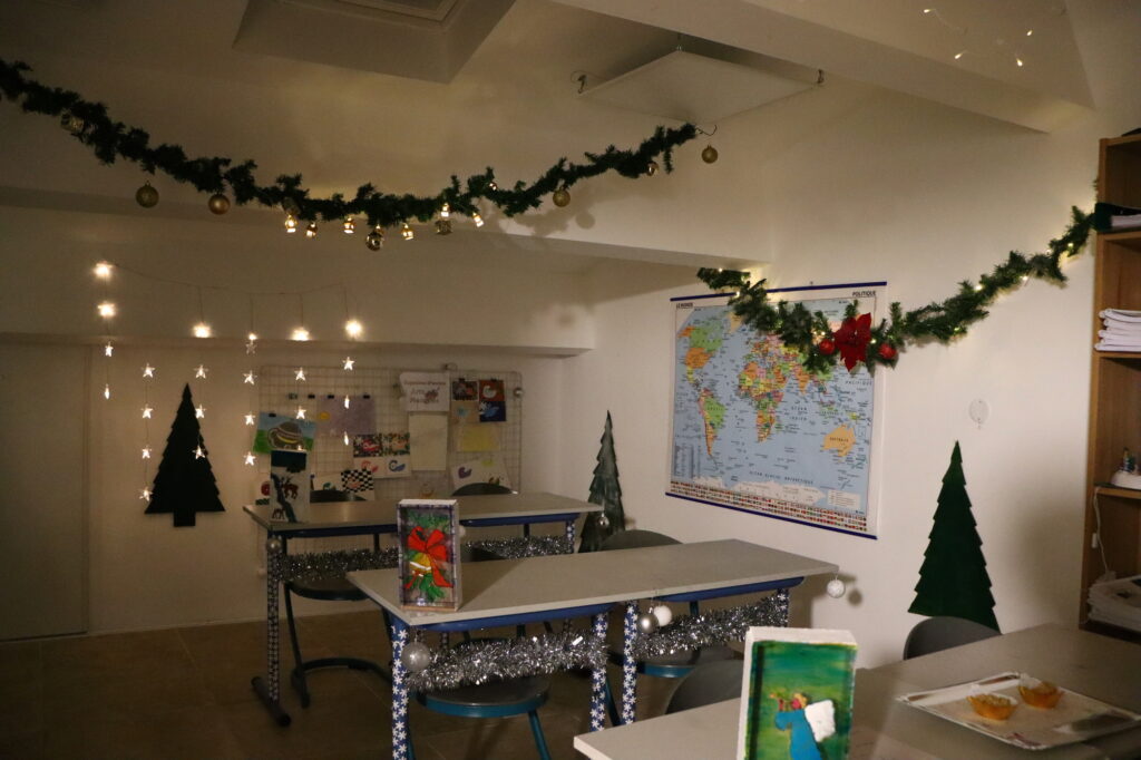 Salle de classe décorée pour le concours de Noël.